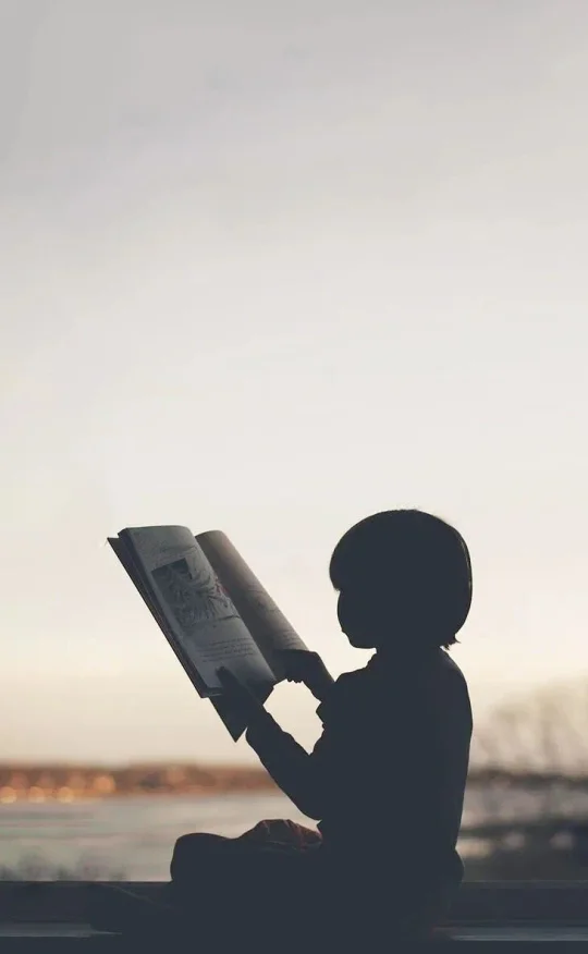 Niño leyendo un libro